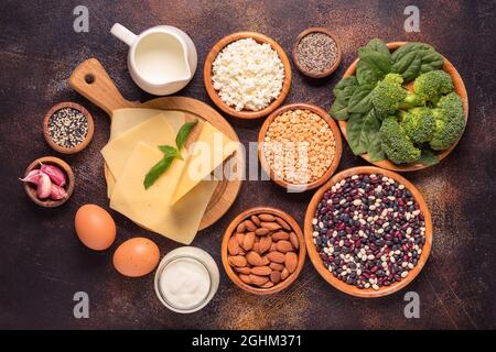 Prodotti ricchi di calcio su sfondo scuro. Cibo sano. Vista dall'alto Foto Stock