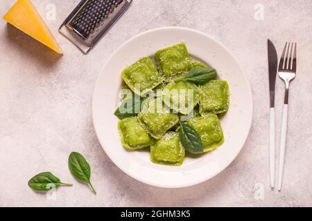 Ravioli con spinaci e parmigiano, fuoco selettivo. Foto Stock