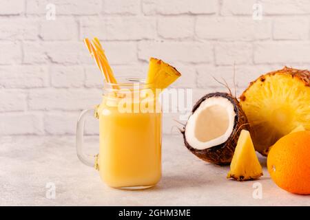 Frullato di ananas tropicale in un vasetto di mason, fuoco selettivo. Foto Stock