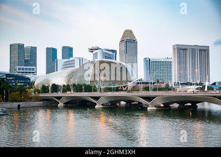 SINGAPORE, Singapore - Marzo 2019: Esplanade bridge e Teatri Esplanade sulla Baia. Singapore Foto Stock