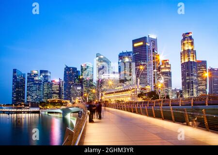 SINGAPORE, SINGAPORE - MARZO 2019: Vibrante skyline di Singapore di notte Foto Stock