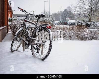 bicicletta coperta di neve fresca in una città, stagione invernale neve Foto Stock