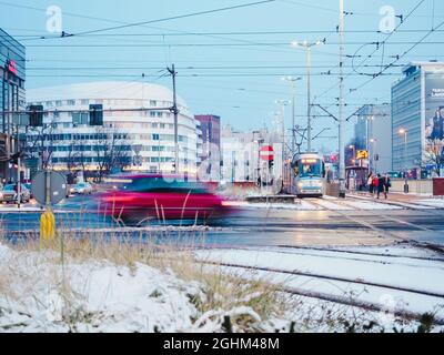 Ambiente urbano, trasporti pubblici e persone che camminano nel centro della città Foto Stock