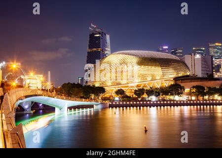 SINGAPORE, Singapore - Marzo 2019: Esplanade bridge e Teatri Esplanade sulla Baia. Singapore Foto Stock