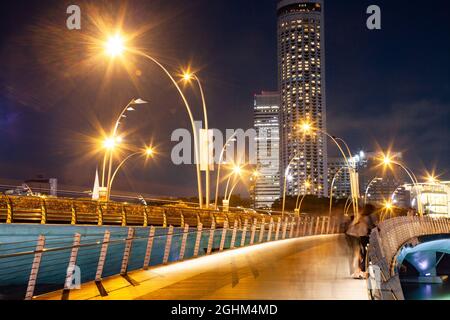 SINGAPORE, Singapore - Marzo 2019: Esplanade bridge e Teatri Esplanade sulla Baia. Singapore Foto Stock