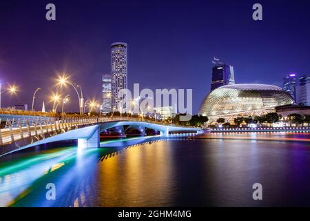 SINGAPORE, Singapore - Marzo 2019: Esplanade bridge e Teatri Esplanade sulla Baia. Singapore Foto Stock