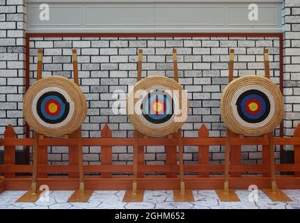 Una serie di obiettivi di tiro con l'arco non scathed su stand in legno, Hong Kong Foto Stock