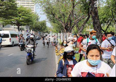 Bangkok, THAILANDIA - 7 febbraio 2021: La polizia Thai Riot prende l'area di fronte all'edificio delle Nazioni Unite da myanmar manifestanti in caso contro i militari. Foto Stock