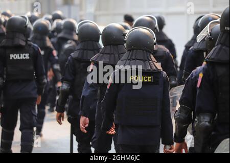 Bangkok, THAILANDIA - 7 febbraio 2021: La polizia Thai Riot prende l'area di fronte all'edificio delle Nazioni Unite da myanmar manifestanti in caso contro i militari. Foto Stock