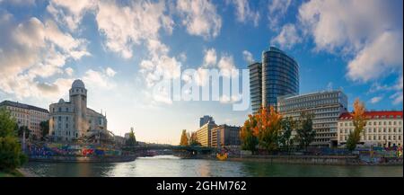 vienna, austria - OTT 17, 2019: Paesaggio urbano di vienna con canale del danubio. Splendido paesaggio urbano alla luce della sera. Cielo meraviglioso sopra lo skyline Foto Stock