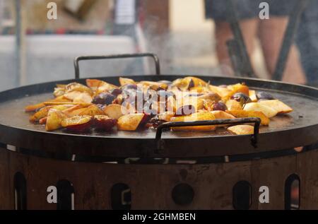 Grigliare frutta e verdura al Prague Latino Farmers Street Food Market Foto Stock