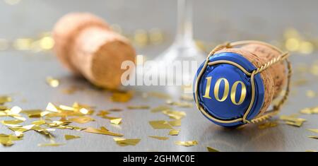 Cappellino con champagne al numero 100 Foto Stock
