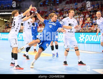 Marcel TIMM (Lemgo) al colpo di salto, contro da sinistra a destra Rune DAHMKE (KI), Sander SAGOSEN (KI), Patrick WIENCEK (KI), azione, tiro, Gol Throw, Handball Super Cup 2021, THW Kiel (KI) - TBV Lemgo Lippe 30:29, il 4 settembre 2021 a Duesseldorf/Germania. Â Foto Stock