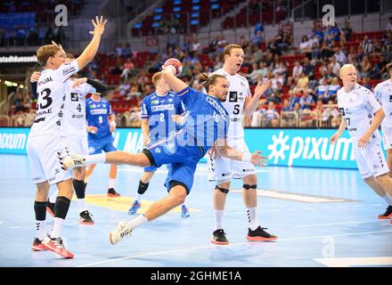 Marcel TIMM (Lemgo) al colpo di salto, contro da sinistra a destra Rune DAHMKE (KI), Sander SAGOSEN (KI), Patrick WIENCEK (KI), azione, tiro, Gol Throw, Handball Super Cup 2021, THW Kiel (KI) - TBV Lemgo Lippe 30:29, il 4 settembre 2021 a Duesseldorf/Germania. Â Foto Stock