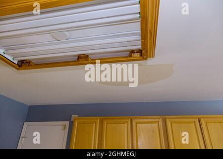 Cucina a soffitto in danni causati da un tubo di acqua che perde Foto Stock