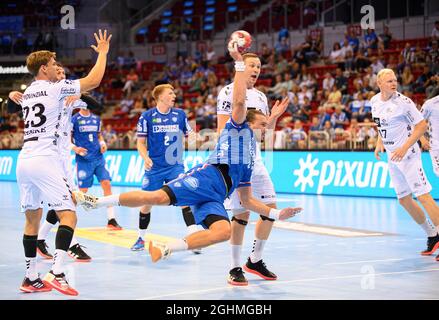 Marcel TIMM (Lemgo) al colpo di salto, contro da sinistra a destra Rune DAHMKE (KI), Sander SAGOSEN (KI), Patrick WIENCEK (KI), azione, tiro, Gol Throw, Handball Super Cup 2021, THW Kiel (KI) - TBV Lemgo Lippe 30:29, il 4 settembre 2021 a Duesseldorf/Germania. Â Foto Stock