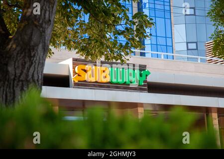 Rostov-on-Don, Russia, agosto 07 2021. L'edificio del fast food della metropolitana con un logo close-up. Foto Stock