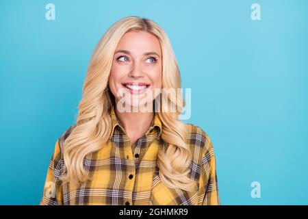 Ritratto di attraente sognante allegra donna dai capelli ondulati creando soluzione isolata su sfondo di colore blu vibrante Foto Stock