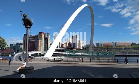 NEWCASTLE. TYNE e USURA. INGHILTERRA. 06-24-21. Il Quayside presso il Tyne, il Millennium Footbridge e la Galleria Baltica, con la statua del fiume dio Foto Stock