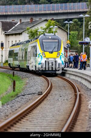 07 settembre 2021, Sassonia, Zschopau: Un treno a batteria 'Talent 3' si trova nella stazione della città. Sulle linee ferroviarie prive di linee aeree, il treno passeggeri può attingere la propria potenza da batterie, che vengono poi ricaricate da pantografi quando il treno si ferma alle stazioni, ad esempio. Una carica dovrebbe essere sufficiente per circa 100 chilometri. Oltre ai treni a idrogeno, i treni a batteria sono visti come un'alternativa alle ferrovie diesel su linee non elettrificate. A partire dal cambiamento di orario di dicembre, tali treni saranno regolarmente in servizio in Baviera e Baden-Württemberg. In Sassonia, treni batteria c Foto Stock