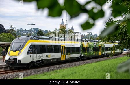 07 settembre 2021, Sassonia, Zschopau: Un treno a batteria 'Talent 3' si trova nella stazione della città. Sulle linee ferroviarie prive di linee aeree, il treno passeggeri può attingere la propria potenza da batterie, che vengono poi ricaricate da pantografi quando il treno si ferma alle stazioni, ad esempio. Una carica dovrebbe essere sufficiente per circa 100 chilometri. Oltre ai treni a idrogeno, i treni a batteria sono visti come un'alternativa alle ferrovie diesel su linee non elettrificate. A partire dal cambiamento di orario di dicembre, tali treni saranno regolarmente in servizio in Baviera e Baden-Württemberg. In Sassonia, treni batteria c Foto Stock