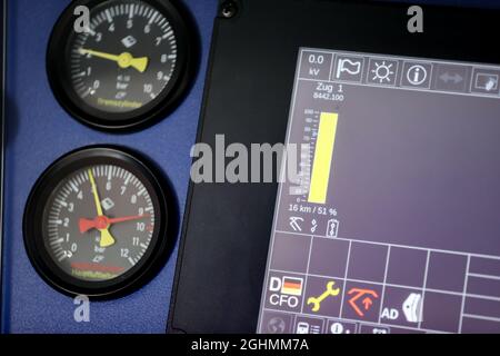 07 settembre 2021, Sassonia, Zschopau: Un display indica lo stato di carica in un treno "Talent 3" alimentato a batteria. Sulle linee senza linee aeree, il treno passeggeri può trarre la propria potenza da batterie, che vengono poi ricaricate da pantografi quando il treno si ferma nelle stazioni, ad esempio. Una carica dovrebbe essere sufficiente per circa 100 chilometri. Oltre ai treni a idrogeno, i treni a batteria sono visti come un'alternativa alle ferrovie diesel su linee non elettrificate. A partire dal cambiamento di orario di dicembre, tali treni saranno regolarmente in servizio in Baviera e Baden-Württemberg. In Sassonia, batteria treni wi Foto Stock