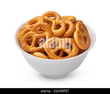 Pretzel salati in ciotola isolato su sfondo bianco Foto Stock