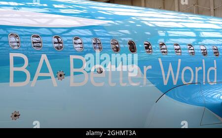 Vista di un Airbus A320neo all'aeroporto di Heathrow con livrea BA Better World dopo un annuncio sul programma di sostenibilità di British Airways. Data foto: Martedì 7 settembre 2021. Foto Stock