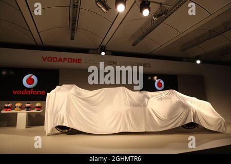 01.02.2012 Woking, Inghilterra, la nuova MP4-27 - Vodafone McLaren Mercedes MP4-27 lancio, McLaren Technology Center - Foto Stock