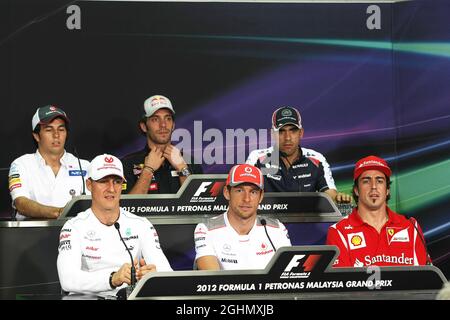 La FIA Press Conference (dalla fila posteriore (L alla R)): Sergio Perez (MEX) Sauber; Jean-Eric Vergne (fra) Scuderia Toro Rosso; Pastor Maldonado (VEN) Williams; Michael Schumacher (GER) Mercedes AMG F1; Jenson Button (GBR) McLaren; Fernando Alonso (ESP) Ferrari. 22.03.2012. Formula 1 World Championship, Rd 2, Gran Premio della Malesia, Sepang, Malesia, Giovedì Foto Stock