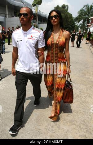 Lewis Hamilton (GBR), McLaren Mercedes e la sua fidanzata Nicole Scherzinger (USA) 25.03.2012. Formula 1 World Championship, Rd 2, Gran Premio della Malesia, Sepang, Malesia, Domenica Foto Stock