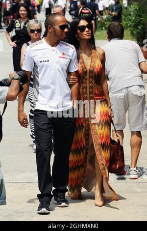 (Da L a R): Lewis Hamilton (GBR) McLaren con la ragazza Nicole Scherzinger (USA) Singer. 25.03.2012. Formula 1 World Championship, Rd 2, Gran Premio della Malesia, Sepang, Malesia, Domenica Foto Stock