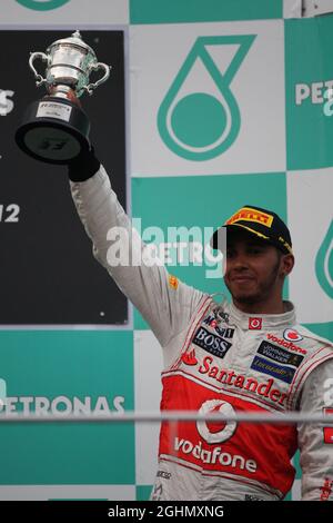 3° posto Lewis Hamilton (GBR), McLaren Mercedes 25.03.2012. Formula 1 World Championship, Rd 2, Gran Premio della Malesia, Sepang, Malesia, Domenica Podium Foto Stock