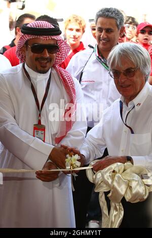 Bernie Ecclestone (GBR) CEO FOM apre la mostra auto con Crown Prince Shaikh Salman bin Isa Hamad al Khalifa- Campionato del mondo di Formula 1, Rd 1, Gran Premio del Bahrain, Sabato Foto Stock