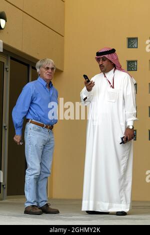 Bernie Ecclestone, GBR con Sheikh Mohamed al Khalifa, zio del Re del Bahrain, Campionato del mondo di Formula 1, Rd 3, Gran Premio del Bahrain, BHR Foto Stock