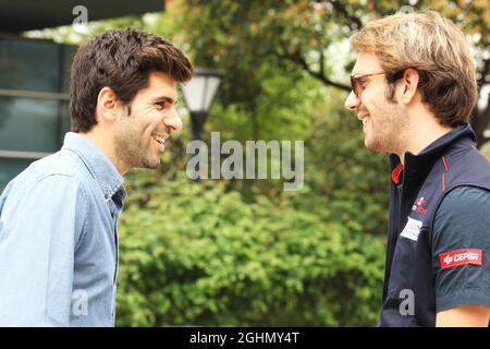 (Da L a R): Jaime Alguersuari (ESP) BBC radio 5 Live Expert Summarizer con Jean-Eric Vergne (fra) Scuderia Toro Rosso. 14.04.2012. Formula 1 World Championship, Rd 3, Gran Premio di Cina, Shanghai, Cina, Giorno di qualificazione Foto Stock