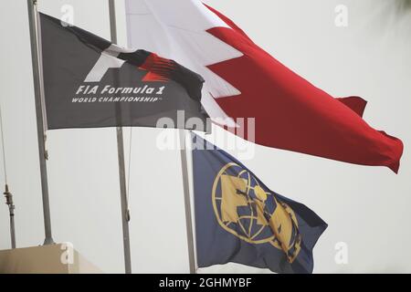 Bandiere F1, FIA e Bahrain. 21.04.2012. Formula 1 World Championship, Rd 4, Bahrain Grand Prix, Sakhir, Bahrain, Giorno di qualificazione Foto Stock