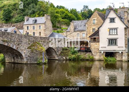 Mittelalterliche Gebäude und Steinbrücke am Fluss Rance a Dinan, Bretagne, Frankreich | edifici medievali e ponti in pietra sul fiume Rance, Foto Stock