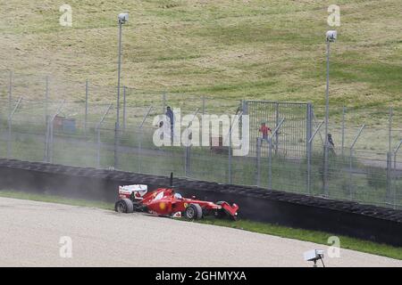 Fernando Alonso (ESP), Scuderia Ferrari crash 03.05.2012. Campionato del mondo di Formula 1, Test, Mugello, Italia Foto Stock