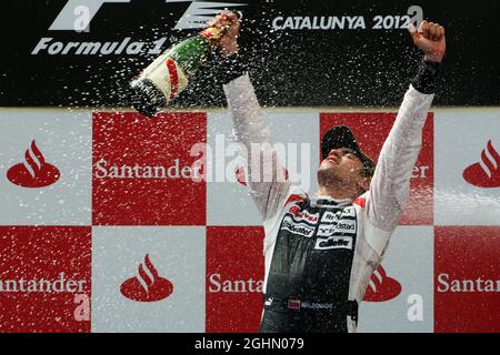 Il vincitore della gara Pastor Maldonado (VEN) Williams celebra sul podio. 10.05.2012. Formula 1 World Championship, Rd 5, Gran Premio di Spagna, Barcellona, Spagna, Giorno di gara Foto Stock