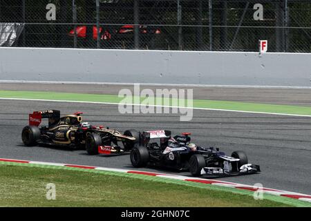 Il vincitore della gara Pastor Maldonado (VEN) Williams FW34 guida Kimi Raikkonen (fin) Lotus F1 E20. 10.05.2012. Formula 1 World Championship, Rd 5, Gran Premio di Spagna, Barcellona, Spagna, Giorno di gara Foto Stock