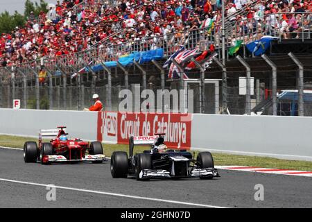 Il vincitore della gara Pastor Maldonado (VEN) Williams FW34 guida Fernando Alonso (ESP) Ferrari F2012. 10.05.2012. Formula 1 World Championship, Rd 5, Gran Premio di Spagna, Barcellona, Spagna, Giorno di gara Foto Stock