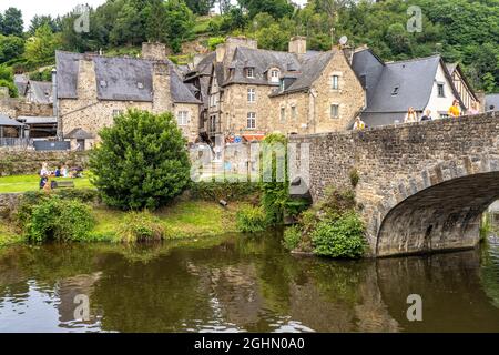 Mittelalterliche Gebäude und Steinbrücke am Fluss Rance a Dinan, Bretagne, Frankreich | edifici medievali e ponti in pietra sul fiume Rance, Foto Stock