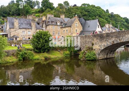 Mittelalterliche Gebäude und Steinbrücke am Fluss Rance a Dinan, Bretagne, Frankreich | edifici medievali e ponti in pietra sul fiume Rance, Foto Stock