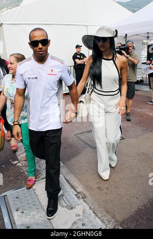 Lewis Hamilton (GBR) McLaren con la ragazza Nicole Scherzinger (USA) Singer. 27.05.2012. Formula 1 World Championship, Rd 6, Gran Premio di Monaco, Monte Carlo, Monaco, Giorno di gara Foto Stock