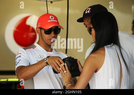 Lewis Hamilton (GBR) McLaren con la ragazza Nicole Scherzinger (USA) Singer. 10.06.2012. Formula 1 World Championship, Rd 7, Canadian Grand Prix, Montreal, Canada, Giorno di gara Foto Stock