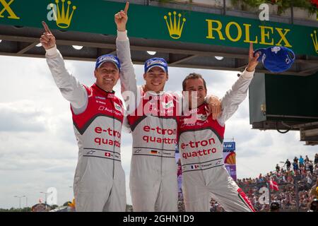 Vincitore #1 Audi Sport Team Joest Audi R18 e-Tron quattro: Marcel FÂŠssler, Andre Lotterer, Benoit TrÂŽluyer 17.06.2012, le Mans Race, FIA World Endurance Championship, le Mans, Francia Foto Stock