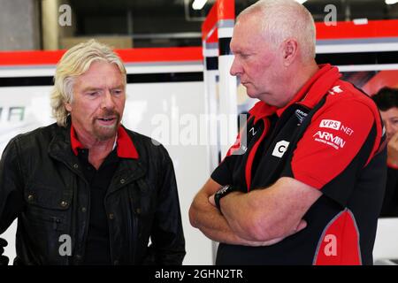 (Da L a R): Sir Richard Branson (GBR) Virgin Group Proprietario del team John Booth (GBR) Marussia F1 Team Principal. 02.09.2012. Formula 1 World Championship, Rd 12, Gran Premio del Belgio, Spa Francorchamps, Belgio, Giorno di gara Foto Stock