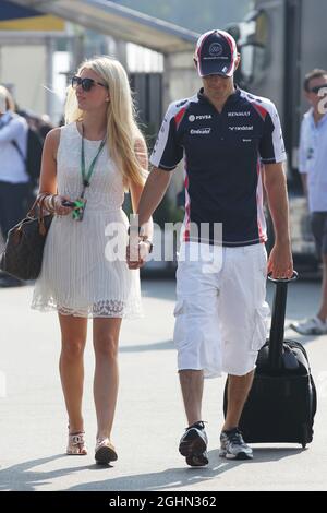 Bruno Senna (BRA) Williams FW34 con la sua ragazza Charlotte Evans (GBR). 09.09.2012. Campionato del mondo formula 1, Rd 13, Gran Premio d'Italia, Monza, Italia, Giorno di gara Foto Stock