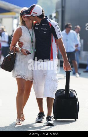 Bruno Senna (BRA) Williams FW34 con la sua ragazza Charlotte Evans (GBR). 09.09.2012. Campionato del mondo formula 1, Rd 13, Gran Premio d'Italia, Monza, Italia, Giorno di gara Foto Stock